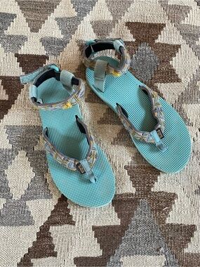Teva thong style sandals